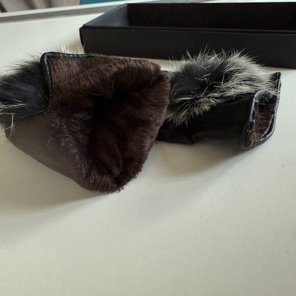 NIB Faux BlackLeather Gloves Faux Fur Pom Detail Mob Wife Aesthetic Women Size M - Picture 4 of 11